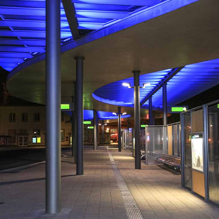 Busbahnhof Merseburg bei Nacht